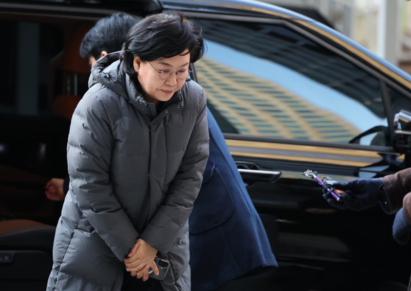 이혜훈 초대 기획예산처 장관 후보자가 8일 오전 서울 중구 예금보험공사에 마련된 인사청문회 준비 사무실로 출근하며 취재진을 향해 인사하고 있다. 2026.1.8/뉴스1 ⓒ News1 오대일 기자