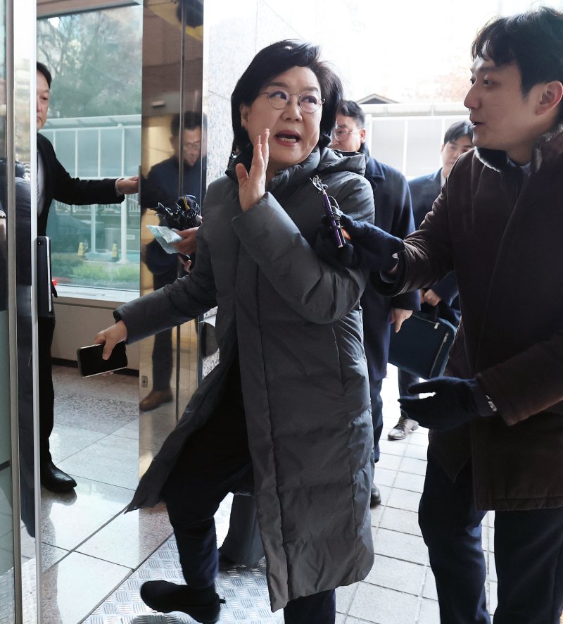 이혜훈 초대 기획예산처 장관 후보자가 8일 오전 서울 중구 예금보험공사에 마련된 인사청문회 준비 사무실로 출근하며 취재진의 질문에 답하고 있다. 2026.1.8/뉴스1 ⓒ News1 오대일 기자