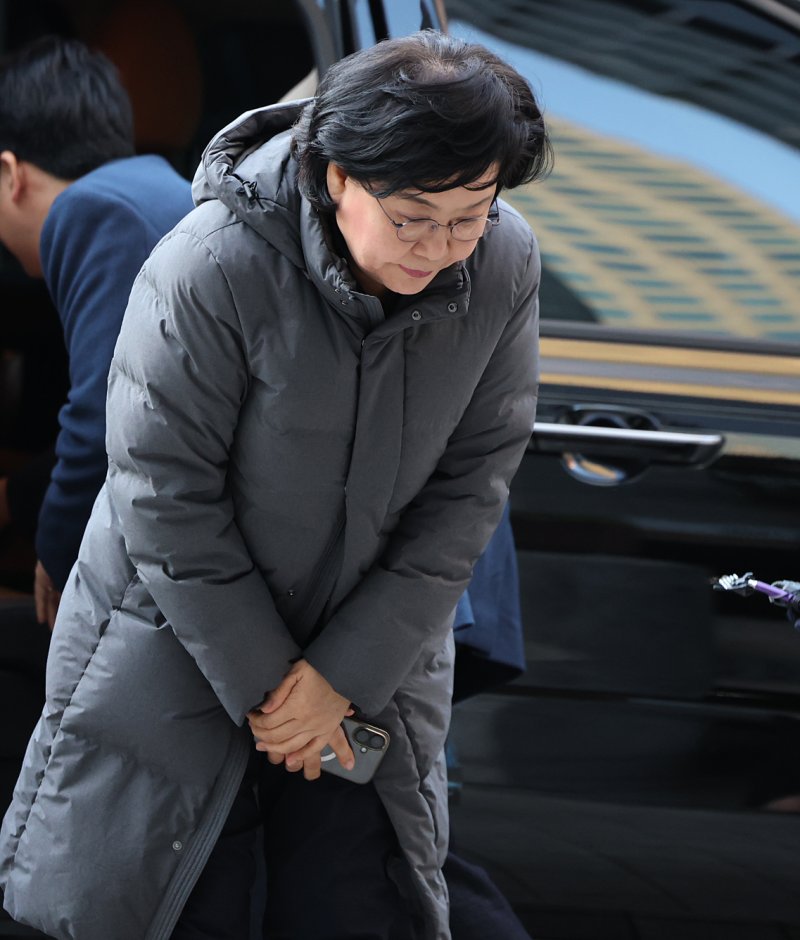 이혜훈 초대 기획예산처 장관 후보자가 8일 오전 서울 중구 예금보험공사에 마련된 인사청문회 준비 사무실로 출근하며 취재진을 향해 인사하고 있다. 2026.1.8/뉴스1 ⓒ News1 오대일 기자