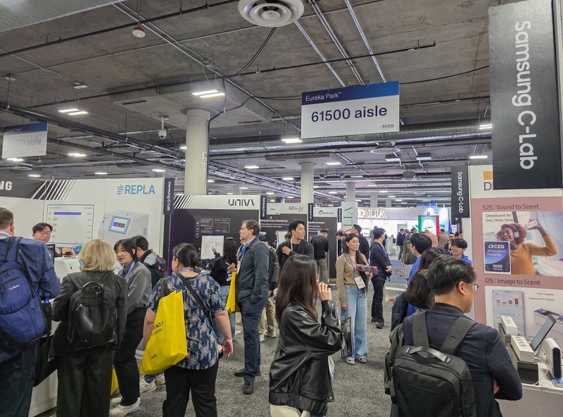 삼성전자 C랩 전시관 찾은 관람객들 (출처=연합뉴스)