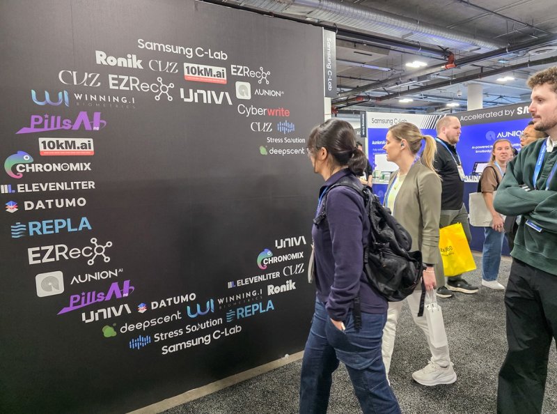 삼성전자 C랩 전시관 찾은 관람객들 (출처=연합뉴스)