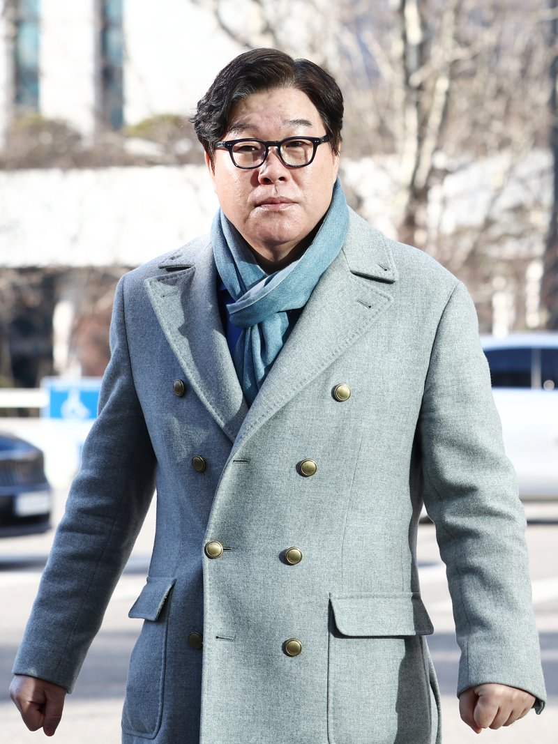 김성태 쌍방울 전 회장이 8일 오전 쌍방울 대북송금 수사 과정에서 불거진 진술 회유 의혹 관련 조사를 받기 위해 서울 서초구 서울고등검찰청으로 출석하고 있다. 2026.1.8/뉴스1 ⓒ News1 김민지 기자