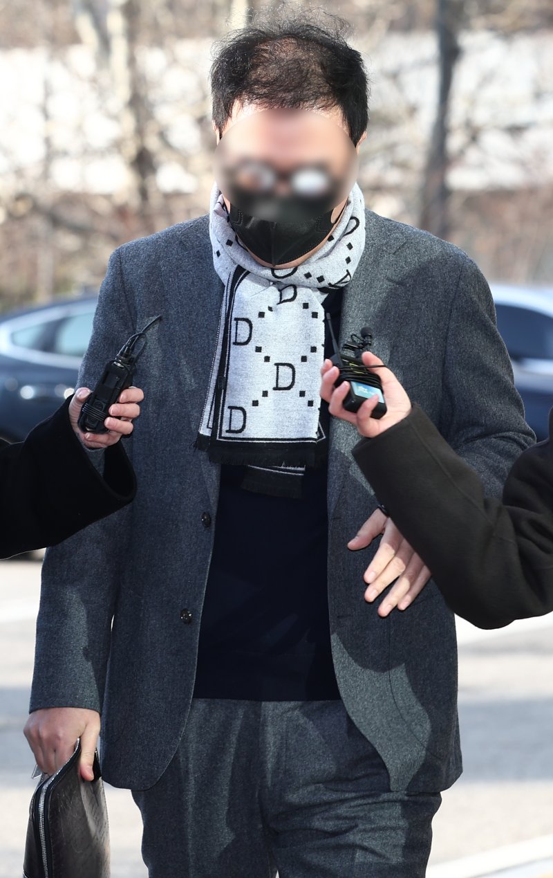 쌍방울 전 이사인 박 모씨가 7일 오전 쌍방울 불법 대북 송금 사건 수사 과정에서 불거진 진술 회유 의혹과 관련한 조사를 받기 위해 서울 서초구 서울고검 인권침해 태스크포스(TF) 사무실로 출석하고 있다. 2026.1.7/뉴스1 ⓒ News1 김민지 기자