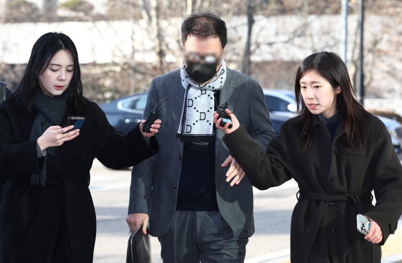 쌍방울 전 이사인 박 모씨가 7일 오전 쌍방울 불법 대북 송금 사건 수사 과정에서 불거진 진술 회유 의혹과 관련한 조사를 받기 위해 서울 서초구 서울고검 인권침해 태스크포스(TF) 사무실로 출석하고 있다. 2026.1.7/뉴스1 ⓒ News1 김민지 기자