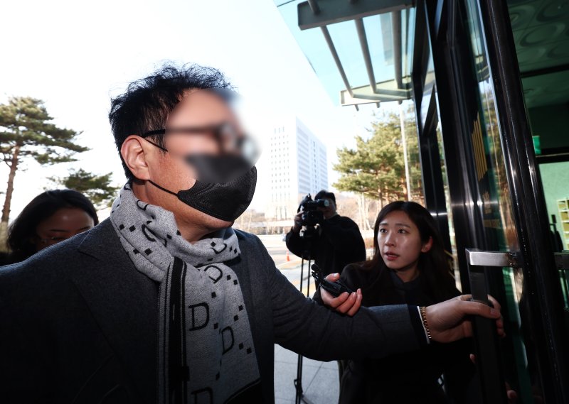 쌍방울 전 이사인 박 모씨가 7일 오전 쌍방울 불법 대북 송금 사건 수사 과정에서 불거진 진술 회유 의혹과 관련한 조사를 받기 위해 서울 서초구 서울고검 인권침해 태스크포스(TF) 사무실로 출석하고 있다. 2026.1.7/뉴스1 ⓒ News1 김민지 기자