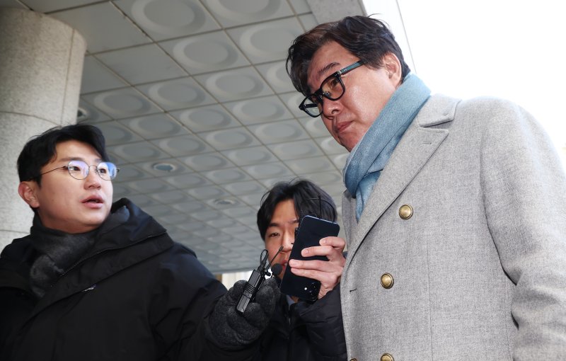 김성태 쌍방울 전 회장이 8일 오전 쌍방울 대북송금 수사 과정에서 불거진 진술 회유 의혹 관련 조사를 받기 위해 서울 서초구 서울고등검찰청으로 출석하고 있다. 2026.1.8/뉴스1 ⓒ News1 김민지 기자