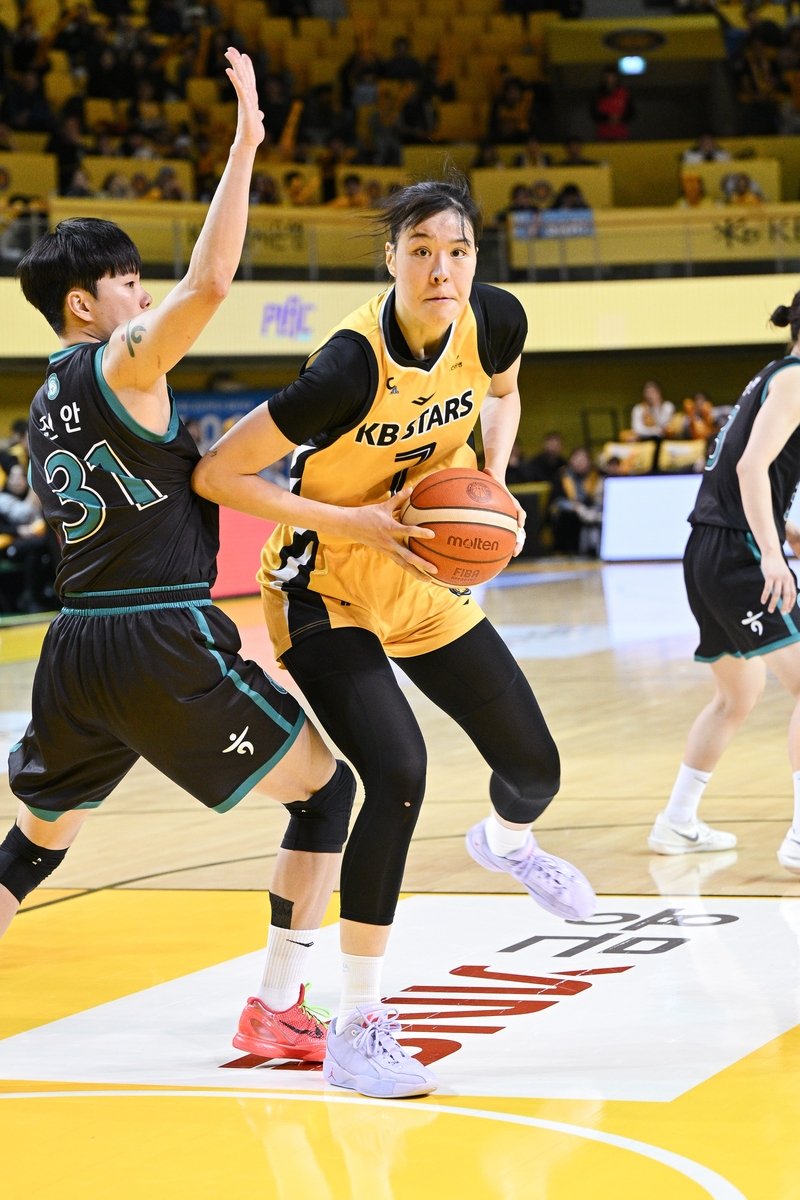 돌파하는 박지수 (출처=연합뉴스)