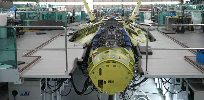 올해 배치될 예정인 KF-21은 공군 작전 패러다임에 새로운 변화를 가져올 것으로 전망된다. 지난해 5월 방위사업청이 공개한 KF-21 전투기 동체 최종 조립 모습. 방사청 제공