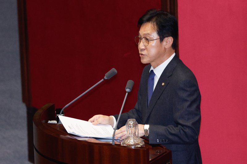 총선 경선 여론조작과 뇌물 수수 혐의로 구속영장이 청구된 신영대 더불어민주당 의원이 지난 2024년 11월 28일 오후 서울 여의도 국회에서 열린 제418회국회(정기회) 제13차 본회의에서 체포동의안 표결에 앞서 신상발언 하고 있다./뉴스1 ⓒ News1 안은나 기자