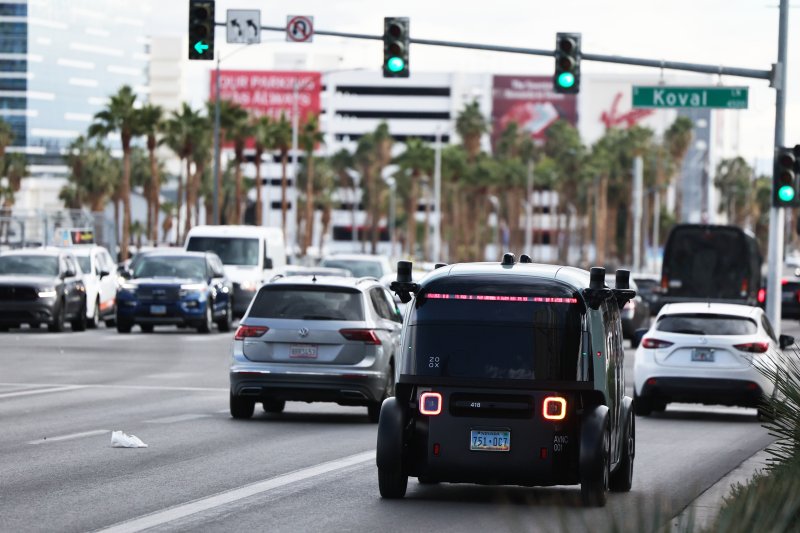 세계 최대 IT(정보기술)·가전 전시회 'CES 2026' 개막을 이틀 앞둔 4일(현지시간) 미국 네바다주 라스베이거스 거리에 아마존의 로보택시 '죽스(ZOOX)'가 도로를 주행하고 있다. 이 자율주행 택시는 운전자는 물론 스티어링휠과 페달, 계기반 등이 아예 없는 것이 특징이다. 2026.1.5/뉴스1 ⓒ News1 황기선 기자