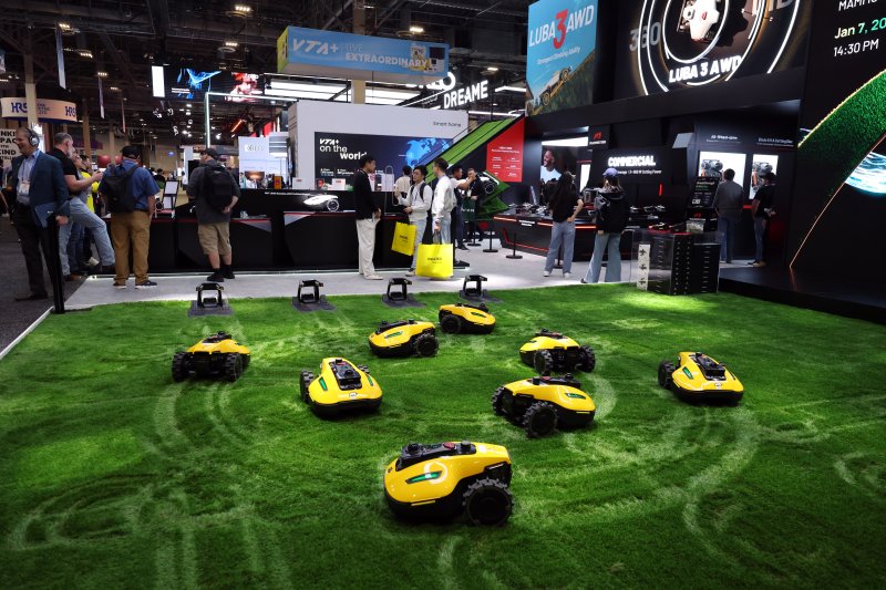 세계 최대 IT(정보기술)·가전 전시회 'CES 2026' 개막 이틀차인 7일(현지시간) 미국 네바다주 라스베이거스 베네치안엑스포 유레카관에서 맘모션 부스를 찾은 관람객들이 제품을 살펴보고 있다. 2026.1.8/뉴스1 ⓒ News1 황기선 기자