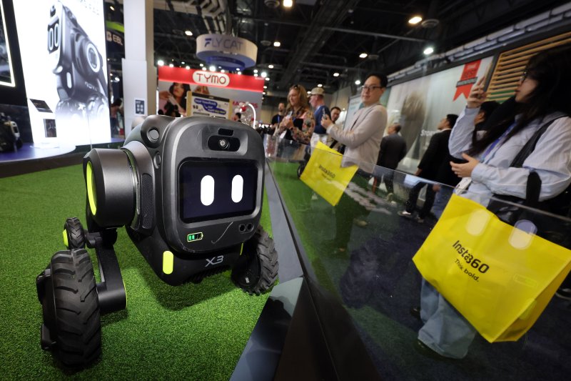 세계 최대 IT(정보기술)·가전 전시회 'CES 2026' 개막 이틀차인 7일(현지시간) 미국 네바다주 라스베이거스 베네치안엑스포 유레카관에서 센티젠트 부스를 찾은 관람객들이 제품을 살펴보고 있다. 2026.1.8/뉴스1 ⓒ News1 황기선 기자