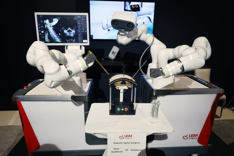 세계 최대 IT(정보기술)·가전 전시회 'CES 2026' 개막 이틀차인 7일(현지시간) 미국 네바다주 라스베이거스 퐁텐블로 호텔에 마련된 엔비디아 전시장에 램서지컬 수술 로봇이 진열돼 있다. 2026.1.8/뉴스1 ⓒ News1 황기선 기자
