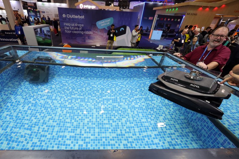 세계 최대 IT(정보기술)·가전 전시회 'CES 2026' 개막 이틀차인 7일(현지시간) 미국 네바다주 라스베이거스 베네치안엑스포 유레카관에서 모바 부스를 찾은 관람객들이 제품을 살펴보고 있다. 2026.1.8/뉴스1 ⓒ News1 황기선 기자