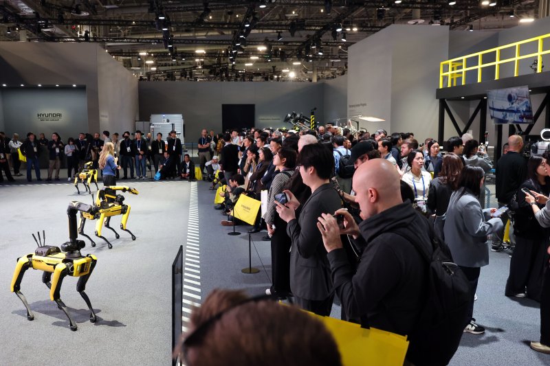 세계 최대 IT(정보기술)·가전 전시회 'CES 2026' 개막 일인 6일(현지시간) 미국 네바다주 라스베이거스 컨벤션센터(LVCC)에서 현대자동차그룹 부스를 찾은 관람객들이 로봇개 '스팟'을 살펴보고 있다. 2026.1.7/뉴스1 ⓒ News1 황기선 기자