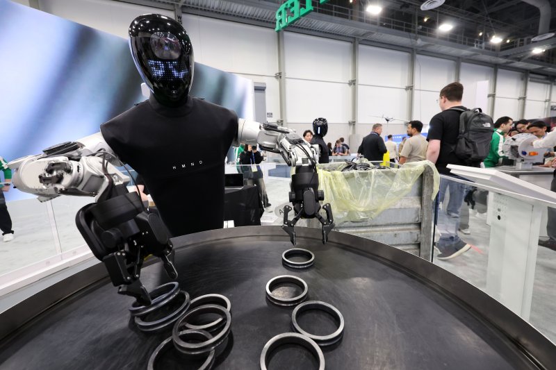 세계 최대 IT(정보기술)·가전 전시회 'CES 2026' 개막 일인 6일(현지시간) 미국 네바다주 라스베이거스 컨벤션센터(LVCC)에서 샤플러 부스를 찾은 관람객들이 로봇 제품을 살펴보고 있다. 2026.1.7/뉴스1 ⓒ News1 황기선 기자