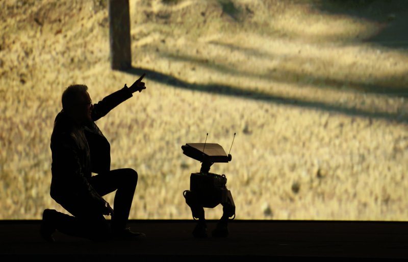 젠슨 황 엔비디아 CEO가 5일(현지시간) 미국 네바다주 라스베이거스 퐁텐블로 호텔에서 열린 엔비디아 CES 2026 라이브에서 로봇과 함께 기조연설을 하고 있다. (공동취재) 2026.1.6/뉴스1 ⓒ News1 황기선 기자