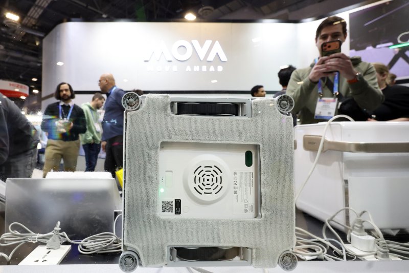 세계 최대 IT(정보기술)·가전 전시회 'CES 2026' 개막 이틀차인 7일(현지시간) 미국 네바다주 라스베이거스 베네치안엑스포 유레카관에서 모바 부스를 찾은 관람객들이 제품을 살펴보고 있다. 2026.1.8/뉴스1 ⓒ News1 황기선 기자