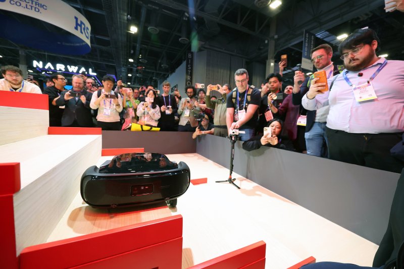 세계 최대 IT(정보기술)·가전 전시회 'CES 2026' 개막 이틀차인 7일(현지시간) 미국 네바다주 라스베이거스 베네치안엑스포 유레카관에서 로보락 부스를 찾은 관람객들이 제품을 살펴보고 있다. 2026.1.8/뉴스1 ⓒ News1 황기선 기자