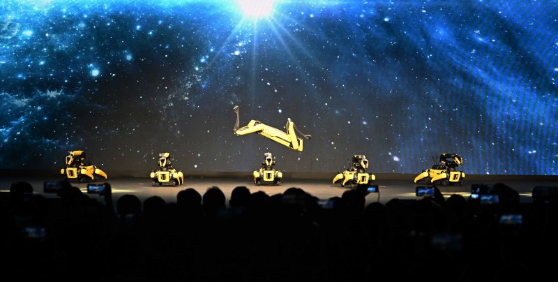 세계 최대 가전·정보기술(IT) 전시회 'CES 2026' 개막을 하루 앞둔 5일(현지시간) 미국 네바다주 라스베이거스 만달레이베이에서 열린 현대차그룹 프레스 컨퍼런스에서 로봇개 스팟이 K팝에 맞춰 춤추고 있다. (공동취재) 2026.1.6/뉴스1 ⓒ News1 황기선 기자