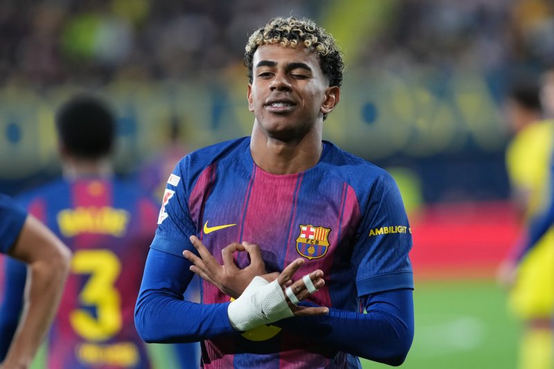 [비야레알=AP/뉴시스] FC 바르셀로나의 라민 야말이 21일(현지 시간) 스페인 비야레알의 에스타디오 데 라 세라미카에서 열린 2025-26 라리가 17라운드 비야레알과 경기 후반 18분 추가 골을 넣고 세리머니하고 있다. 바르셀로나가 2-0으로 완승, 8연승을 기록하며 선두를 질주하고 있다. 2025.12.22.