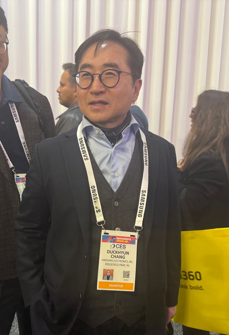 장덕현 삼성전기 사장이 7일(현지시간) 미국 라스베이거스에서 열린 세계 최대 가전·정보기술(IT) 전시회 CES 2026 내 현대차그룹 부스를 방문한 후 소감을 말하고 있다. 사진=임수빈 기자