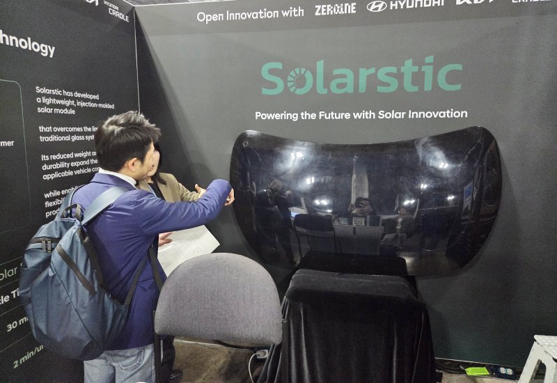 7일 현대차그룹의 제로원을 통해 CES 2026에 참여한 솔라틱스 부스에서 참관객이 제품을 보고 있다. 2026.1.8