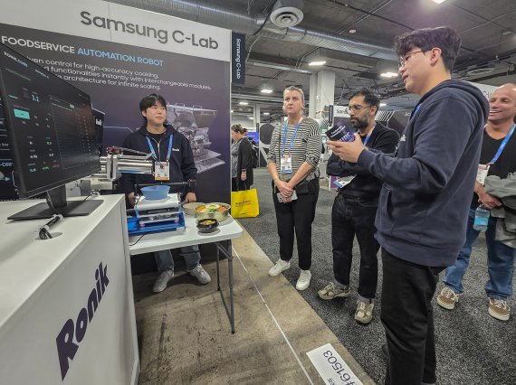삼성전자가 1월 6일부터 9일까지(현지시간) 미국 라스베이거스 베네시안 엑스포 '유레카 파크'에 마련한 C랩(C-Lab) 전시관에서 국내 스타트업 관계자가 관람객에서 기술을 선보이고 있다. 삼성전자 제공