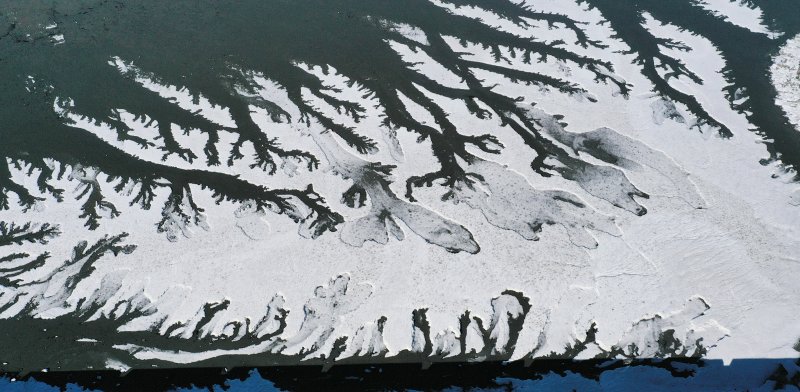 [화성=뉴시스] 김종택 기자 = 강추위가 찾아온 8일 경기 화성시 우정읍 매향리 포구 갯벌이 꽁꽁 얼어있다. 2026.01.08. jtk@newsis.com