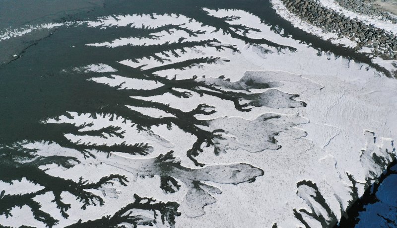 [화성=뉴시스] 김종택 기자 = 강추위가 찾아온 8일 경기 화성시 우정읍 매향리 포구 갯벌이 꽁꽁 얼어있다. 2026.01.08. jtk@newsis.com