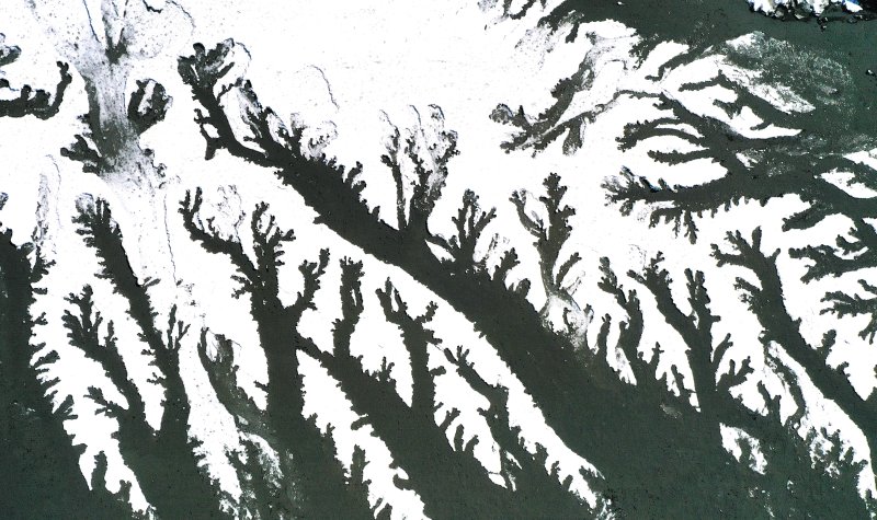 [화성=뉴시스] 김종택 기자 = 강추위가 찾아온 8일 경기 화성시 우정읍 매향리 포구 갯벌이 꽁꽁 얼어있다. 2026.01.08. jtk@newsis.com