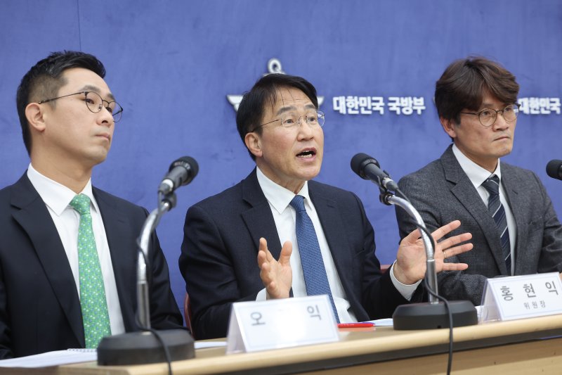 민관군 합동 특별자문위원회 방첩·보안 재설계 분과위원회'의 홍현익 분과위원장이 8일 서울 용산구 국방부 브리핑룸에서 방첩사 해체 방안 관련 발표를 하고 있다. 연합뉴스