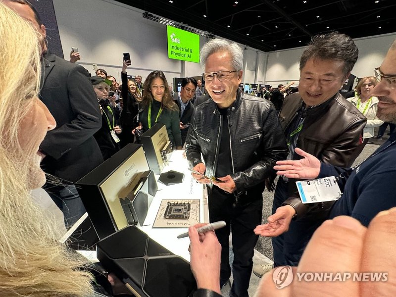 삼성전자 GDDR7에 친필 사인하는 엔비디아 젠슨 황 CEO (출처=연합뉴스)
