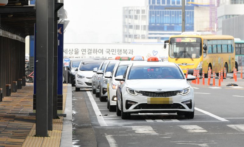 [화성=뉴시스]동탄역 택시 승강장에서 승객을 기다리는 택시들.(사진=DB사진)2025.09.26.photo@newsis.com *재판매 및 DB 금지