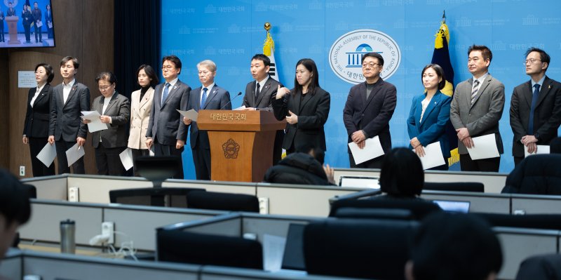 김용민 더불어민주당 의원이 8일 서울 여의도 국회 소통관에서 바람직한 검찰개혁 추진을 촉구하는 기자회견을 하고 있다. 2026.1.8/뉴스1 ⓒ News1 이승배 기자