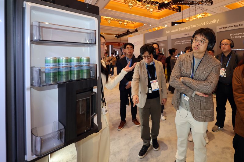 이선호 CJ그룹 미래기획그룹장이 7일(현지시간) 미국 네바다주 라스베이거스 윈호텔에 마련된 ' CES 2026 삼성전자 단독 전시장'에서 제품을 살펴보고 있다. 2026.1.8/뉴스1 ⓒ News1 황기선 기자