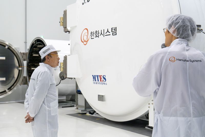 김승연 한화그룹 회장이 8일 새해 첫 현장경영으로 한화시스템 제주우주센터를 찾아 진공상태, 극저온(-180도), 극고온(150도) 환경을 모사한 우주환경 시험장을 살펴보고 있다. 한화그룹 제공