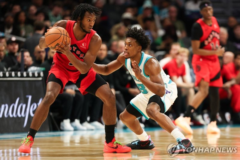 이매뉴얼 퀴클리와 콜린 섹스턴(좌측부터) (출처=연합뉴스)