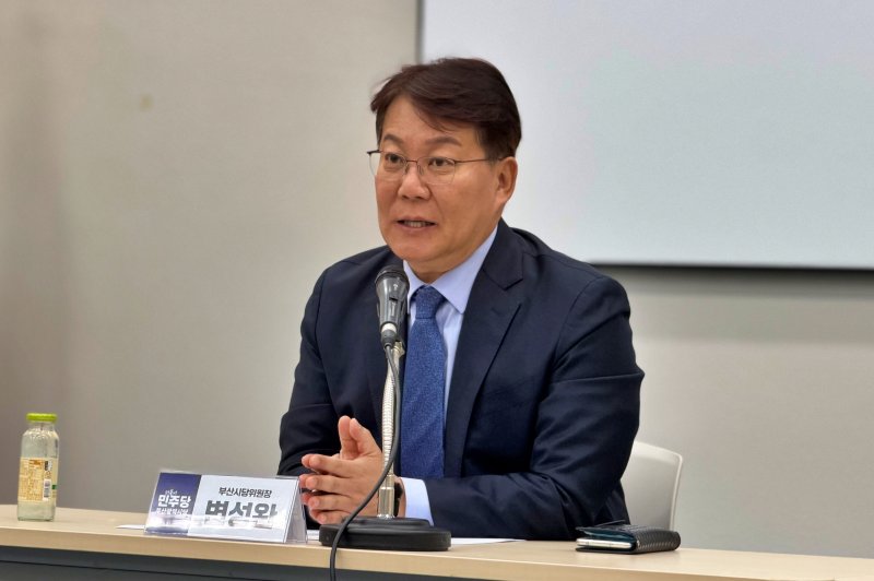 [부산=뉴시스] 원동화 기자 = 변성완 더불어민주당 부산시당위원장이 8일 부산시의회 중회의실에서 기자간담회를 열고 기자들의 질문에 답변하고 있다. 2026.01.08. dhwon@newsis.com