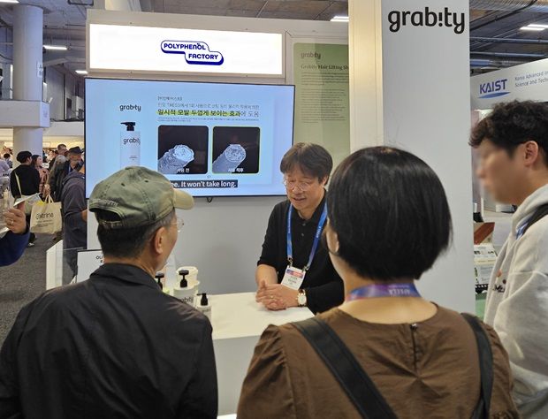 CES에서 신기술 및 핵심원료를 시연하고 있는 카이스트 이해신 교수. 사진=폴리페놀팩토리