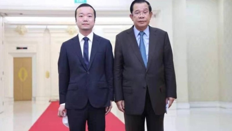 프린스그룹의 천즈 회장(왼쪽)과 훈센 전 캄보디아 총리 (출처=연합뉴스)