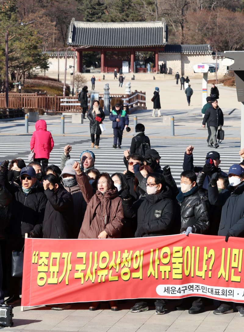 [서울=뉴시스] 조성우 기자 = 세운4구역 주민대표회의 등 세운지구 일대 주민들이 8일 오후 서울 종로구 세운상가 앞 광장에서 국가유산청의 세운4구역 경관 시뮬레이션 검증 애드벌룬 촬영 불허에 항의하는 집회를 열고 구호를 외치고 있다. 2026.01.08. xconfind@newsis.com