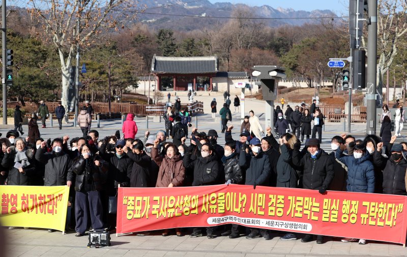 [서울=뉴시스] 조성우 기자 = 세운4구역 주민대표회의 등 세운지구 일대 주민들이 8일 오후 서울 종로구 세운상가 앞 광장에서 국가유산청의 세운4구역 경관 시뮬레이션 검증 애드벌룬 촬영 불허에 항의하는 집회를 열고 구호를 외치고 있다. 2026.01.08. xconfind@newsis.com