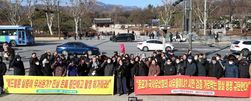 [서울=뉴시스] 조성우 기자 = 세운4구역 주민대표회의 등 세운지구 일대 주민들이 8일 오후 서울 종로구 세운상가 앞 광장에서 국가유산청의 세운4구역 경관 시뮬레이션 검증 애드벌룬 촬영 불허에 항의하는 집회를 열고 구호를 외치고 있다. 2026.01.08. xconfind@newsis.com