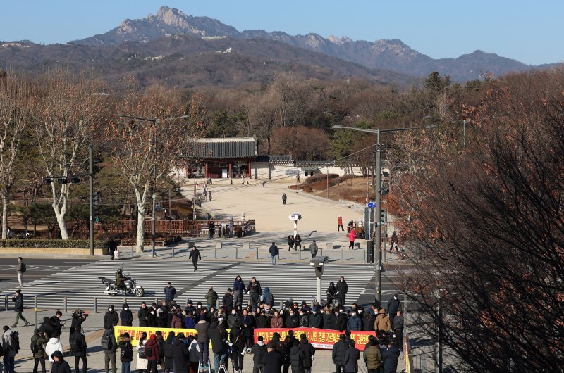 [서울=뉴시스] 조성우 기자 = 세운4구역 주민대표회의 등 세운지구 일대 주민들이 8일 오후 서울 종로구 세운상가 앞 광장에서 국가유산청의 세운4구역 경관 시뮬레이션 검증 애드벌룬 촬영 불허에 항의하는 집회를 하고 있다. 2026.01.08. xconfind@newsis.com
