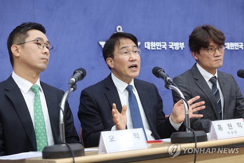 브리핑하는 홍현익 위원장 (출처=연합뉴스)