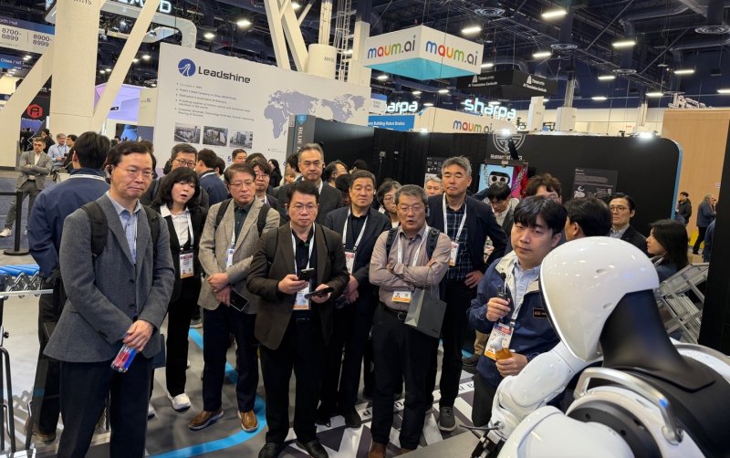 포스코그룹 참관단이 6~9일 미국 라스베이거스에서 열리는 'CES 2026'에서 휴머노이드 얼라이언스관을 방문해 최신 모델과 산업현장 적용사례에 대해 설명을 듣고있다. (포스코홀딩스 제공)