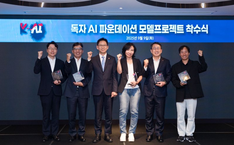 [서울=뉴시스]배경훈 과학기술정보통신부 장관이 9일 오후 서울 중구 르메르디앙 미드센츄리룸에서 열린'독자 AI 파운데이션 모델 프로젝트 착수식' 에서 'K-AI' 앰블럼 수여식 및 기념촬영을 하고 있다. 사진 왼쪽부터 임우형 LG AI연구원장, 김유원 네이버클라우드 대표, 배경훈 장관, 이연수 NC AI 대표, 유영상 SK텔레콤 대표, 김성훈 업스테이지 대표. (사진=과기정통부 제공)