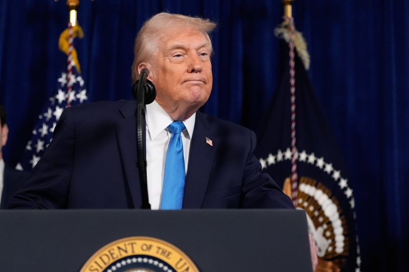 [플로리다=AP/뉴시스]도널드 트럼프 미국 대통령이 5월 임기가 끝나는 제롬 파월 의장 후임으로 누구를 지명하는지, 법원이 리사 쿡 연준 이사 해임 소송을 어떻게 판결하는지에 따라 향후 연준의 독립성이 달라질 수 있다는 분석이 나온다고 7일(현지 시간) NYT가 보도했다. 사진은 지난 3일 트럼프 대통령의 모습. 2026.01.08.