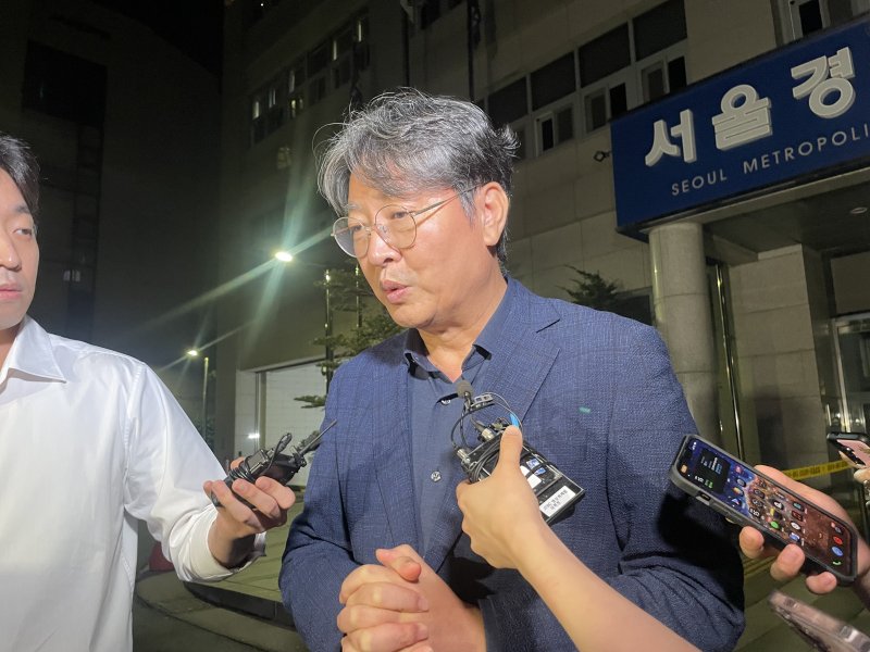 [서울=뉴시스]이다솜 기자=15일 오전 1시51분께 무소속 이춘석 의원이 서울 마포구 서울경찰청 금융범뵈수사대에서 조사를 마친 뒤 나서고 있다. 2025.08.15 photo@newsis.com *재판매 및 DB 금지